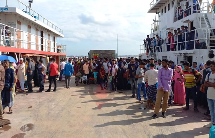 দৌলতদিয়া ঘাটে আজও কর্মস্থলে ফেরা মানুষের চাপ অব্যাহত রয়েছে। তবে যানবাহনের কোনো সারি নেই সিরিয়াল। ফলে ভোগান্তি ছাড়াই পদ্মা পাড়ি দিচ্ছেন যাত্রীরা। নির্বিঘ্নে পার হচ্ছে যানবাহনও। ছবি: রুবেলুর রহমান