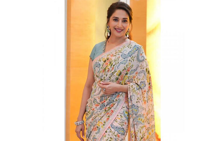 ইদানীং ওটিটি প্ল্যাটফর্মেও কাজ করছেন মাধুরী। নেটফ্লিক্সে ‘দ্য ফেম গেম’-এরপর সম্প্রতি অ্যামাজন প্রাইমে মুক্তি পেয়েছে নায়িকার নতুন ছবি ‘মাজা মা’। ৫৫ বছর বয়সেও রূপে-গুণে রীতিমতো বর্তমান সময়ের নায়িকাদের সঙ্গে পাল্লা দিচ্ছেন ‘ধক ধক গার্ল’। ছবি: সংগৃহীত