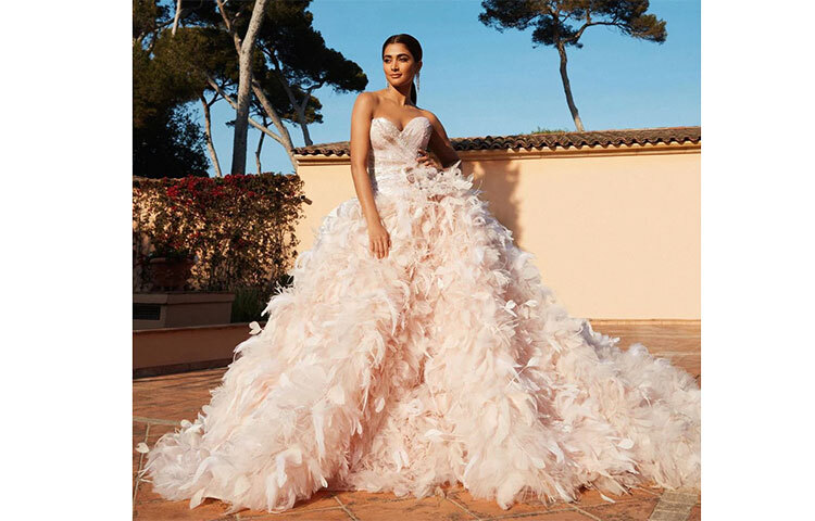 অফ শোল্ডার সাদা গাউনে সেজেছেন পূজা হেগড়ে। ছবি: সংগৃহীত