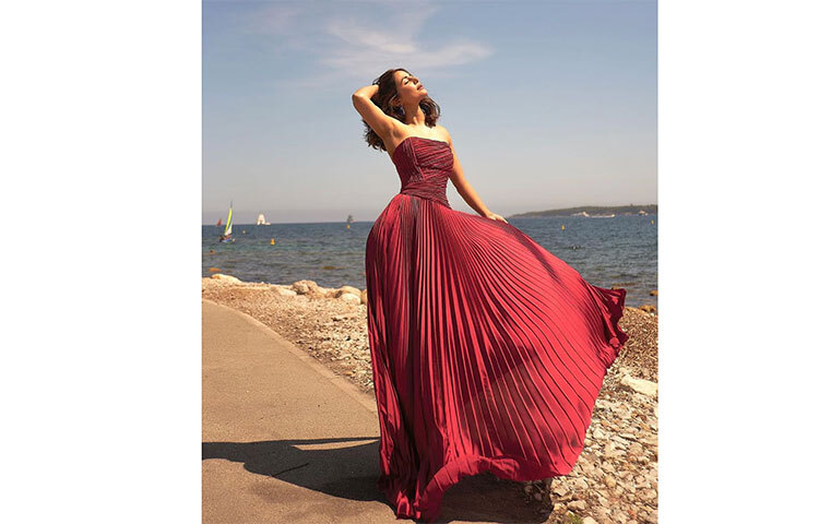 লাল গাউনে হিনা খান, এটি তার কানে দ্বিতীয় অংশগ্রহণ। ছবি: সংগৃহীত