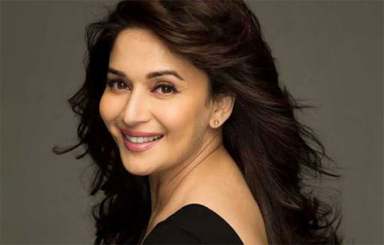 আশির দশকে ‘অবোধ’ ছবি দিয়ে বলিউডে হাতেখড়ি হয়েছিল মাধুরীর। তবে প্রথমেই কিন্তু সাফল্যের হাসি দেখা যায়নি নায়িকার মুখে। তার প্রথম দিকের কয়েকটি ছবি সেভাবে দাগ কাটতে পারেনি বক্স অফিসে। ছবি: সংগৃহীত