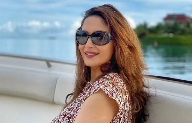 অভিনেতা অনিল কাপুরের সঙ্গে ‘তেজাব’ ছবির হাত ধরেই বলিউডজুড়ে ঝড় তোলেন মাধুরী। এই ছবির ‘এক দো তিন’ গানে মাধুরীর নাচে এখনও মাতোয়ারা ভক্তরা। ছবি: সংগৃহীত