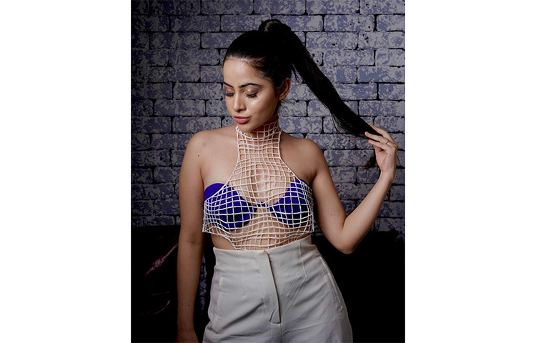 ফ্যাশন জগতের নতুন মুখ উরফি জাবেদ নিজের বোল্ড ফ্যাশন স্টেটমেন্টের জন্য পরিচিত। উরফি জাবেদ কখনো বিকিনি, কখনো সুইমস্যুট, আবার কখনো শাড়িতে তুলে ধরেন তার আবেদনময়ী রূপ। ছবি: সংগৃহীত