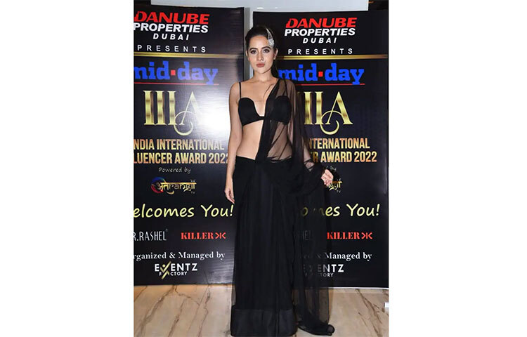 ভক্তরা সোশ্যাল মিডিয়ায় তার প্রশংসা করে নানা মন্তব্য করছেন। একজন ভক্ত লিখেছেন, ‘ভালো লাগছে, পোশাকও ঠিক’। আপনি যদি নিজেই নিজের পোশাক ডিজাইন করেন তবে আপনি সত্যিই প্রতিভাবান। ছবি: সংগৃহীত