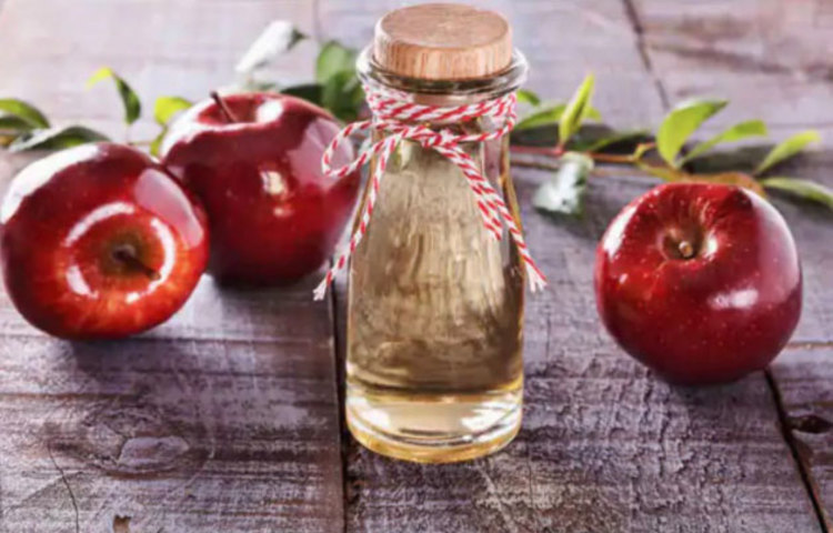 স্বাভাবিক অবস্থায় শরীরে ইউরিক অ্যাসিডের নির্দিষ্ট মাত্রা হল, পুরুষের ক্ষেত্রে: ৩.৪–৭.0 mg/dL এবং মহিলার ক্ষেত্রে: ২.৪–৬.0 mg/dL। এর চেয়ে বেশি হলে তা নিয়ন্ত্রণ করা অত্যন্ত প্রয়োজন। এর জন্য অব্যর্থ টোটকা অ্যাপেল সাইডার ভিনেগার। ১ চা চামচ ভিনেগার নিন, এক গ্লাস পানির সঙ্গে মিশিয়ে দিনে অন্তত ২-৩ বার এই মিশ্রণ পান করুন নিয়মিত। উপকার পাবেন।