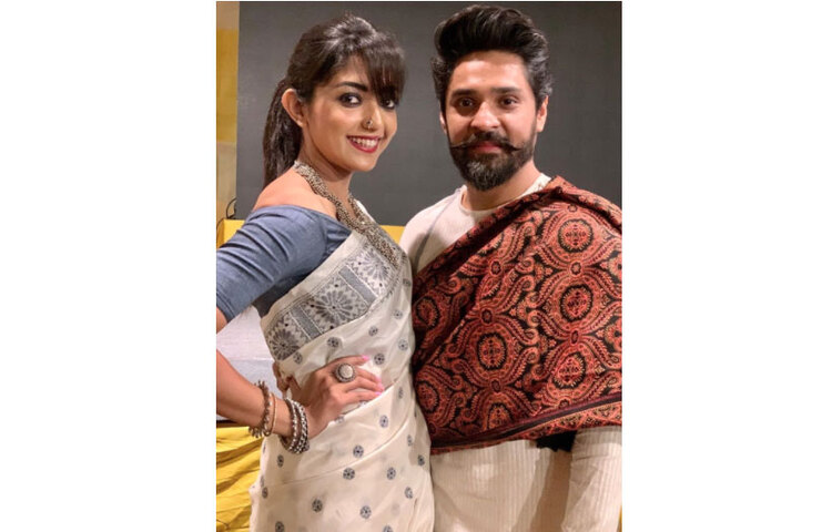 উত্তম কুমারের নাতি গৌরব চট্টোপাধ্যায়ের বান্ধবী দেবলীনা, পর্দায় যথেষ্ট পরিচিত মুখ। তবে ‘রঙ্গবতী’ই তাকে সবচেয়ে বেশি জনপ্রিয়তা এনে দেয়।