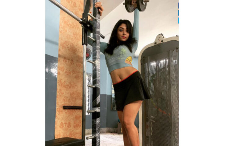 দেবলীনা খুবই স্বাস্থ্য সচেতন। ওয়ার্ক আউটের ভিডিও প্রায়ই পোস্ট করতে থাকেন সোশ্যাল মিডিয়ায়।