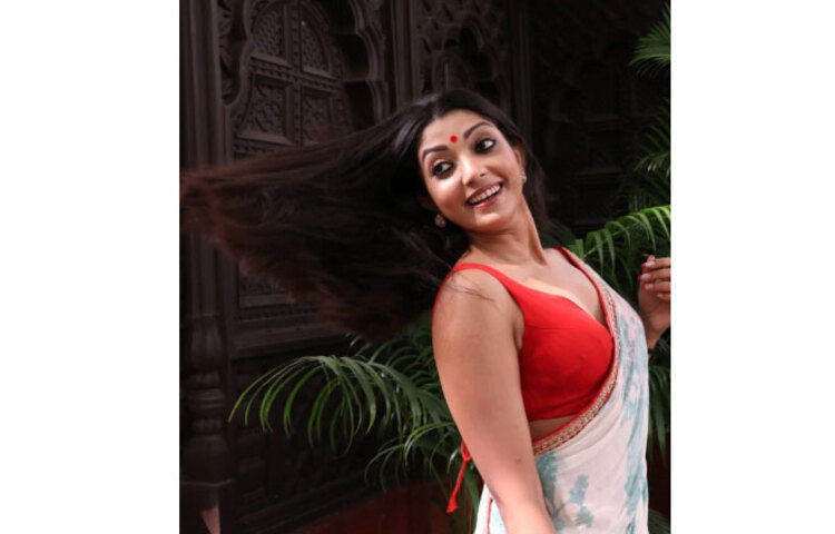 দেবলীনা-গৌরবের প্রেমও অনেকদিনের। বিয়ের কথাও চলছে তাদের। তবে লকডাউনের কারণে ভেস্তে গিয়েছে সমস্ত পরিকল্পনা।