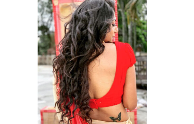 আসলে ট্যাটু করিয়েছেন নায়িকা। আর হট একটি ছবিও শেয়ার করেছেন সোশ্যাল মিডিয়ায়।