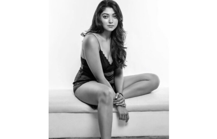 যদিও ক্যাপশনেলিখেছেন, Coming Soon This pujo। এতে বোঝা যাচ্ছে এটি কোনো শুটিংয়ের ছবি। ফলে ট্যাটুটি নকলও হতে পারে।