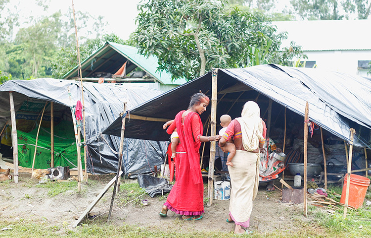ফাঁকা একটি জায়গায় কালো তাঁবুর দশ-বারোটি আস্তানা। সেখানে বেদেরা এসেছে। প্রেসক্লাব সড়ক দিয়ে কৃষ্ণচূড়া চত্বরে হেঁটে যেতেই দেখা যাবে ছাউনি। ছবি: সাজেদুর আবেদীন শান্ত