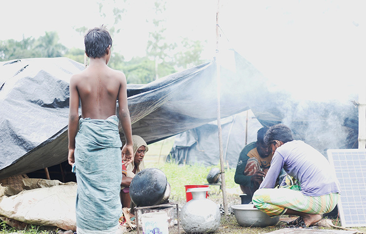 তার নাম জিজ্ঞাসা করলাম। তিনি বললেন, ‘আমার নাম আল হারুনিয়া। আমি এখানকার সরদার। আমার আদি নিবাস ঢাকার বিক্রমপুরের লৌহজং থানায়।’ ছবি: সাজেদুর আবেদীন শান্ত