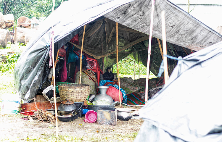 আমি নির্বিকার। কথা না বাড়িয়ে বললাম, ‘আমি কিছু ছবি তুলতে চাই। বাকি সদস্যদের সঙ্গে কথা বলতে চাই।’ তিনি বললেন, ‘আচ্ছা তোলেন, সমস্যা নাই।’ ছবি: সাজেদুর আবেদীন শান্ত
