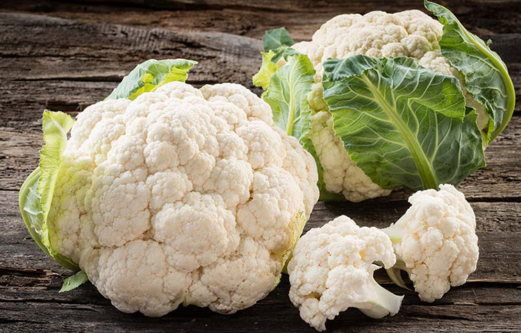 ফুলকপি: ফুলকপিতে রয়েছে ভিটামিন এ, ভিটামিন বি, ভিটামিন সি ও ভিটামিন কে যা আমাদের দেহে ভিটামিনের চাহিদা পূরণ করে। এছাড়াও রয়েছে আয়রন, সালফার, ফসফরাস, ম্যাগনেসিয়াম, পটাসিয়াম, ম্যাঙ্গানিজ ও ফাইবার। ফুলকপির এ ভিটামিন শীতকালের ঠান্ডা জ্বর, সর্দি, কাশি ও টনসিলের প্রদাহ থেকে বাঁচিয়ে রাখে।