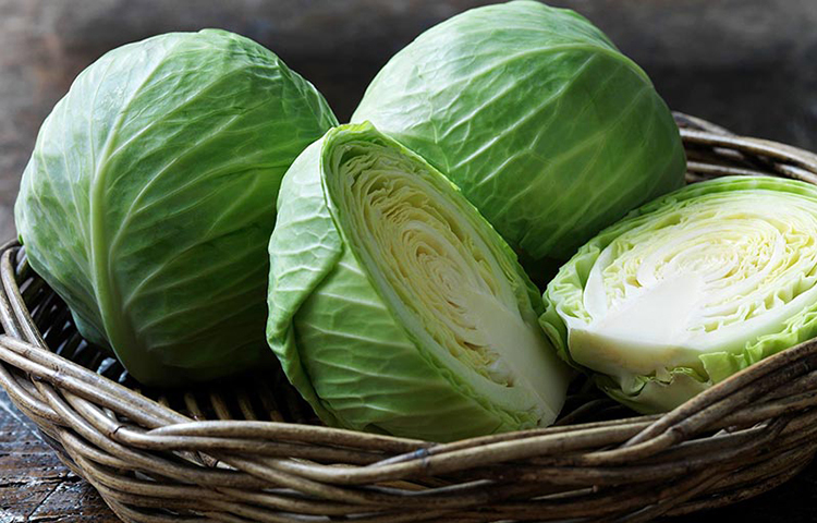 বাঁধাকপি: বাঁধাকপি প্রচুর পরিমাণে ক্যালসিয়াম, পটাসিয়াম, ভিটামিন এ, ভিটামিন বি, ভিটামিন সি, ভিটামিন কে, ফোলেট, ফাইবার, থায়ামিন, রিবোফ্লাবিন, প্যান্টোথেনিক এসিড, বিটা ক্যারোটিন, এন্টি-অক্সিডেন্ট ইত্যাদি পুষ্টিগুণে সমৃদ্ধ। বাঁধাকপির এসব পুষ্টিগুণ শীতকালে শরীরে উত্তাপ সৃষ্টি করে।