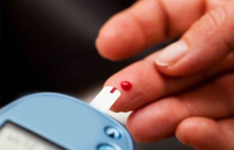 ডায়াবেটিস: তেলাকুচা পাতা, করলা, মেথি শাক, কচি নিমপাতা, হেলেঞ্চা শাক ডায়াবেটিসের মহৌষধ। সাদা বেগুন, কলার থোড়, মোচা, ঢেঁরস, ডুমুর, পালং শাক, কাঁচা রসুনও খুব উপকারি। এড়িয়ে চলুন বীট, আলু, মিষ্টিআলু বা রাঙাআলু, ওল, কচুর মতো কার্বোহাইড্রেট সমৃদ্ধ সবজি।