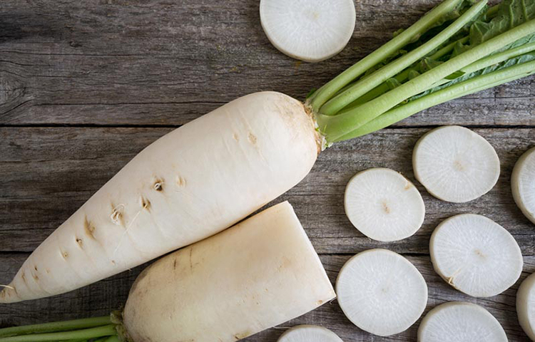 মূলা: মুলা ও এর শাকে রয়েছে ভিটামিন এ, ভিটামিন বি, ভিটামিন সি, ক্যালসিয়াম, ফসফরাস, ফাইবার, পানি ইত্যাদি। মূলার শর্করার নিয়ন্ত্রক, হৃৎপিণ্ড সুস্থ রাখে, রোগ প্রতিরোধক, রুচি বর্ধক, কোষ্ঠকাঠিন্য নিরাময়ে কাজ করে।