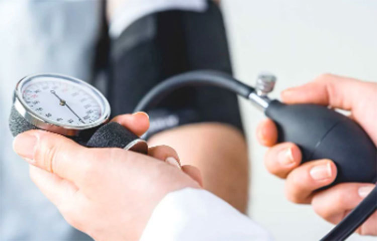 রক্তচাপ বা ব্লাড প্রেশার নিয়ন্ত্রণ: পটাশিয়াম রক্তচাপ নিয়ন্ত্রণ করে। কাজেই হাই বøাড প্রেশারে ডায়েটে রাখুন পটাশিয়াম সমৃদ্ধ শাক-সবজি যেমন আলু, কচু, ঢেঁরস, ঝিঙে, বীট, গাজর, মিষ্টিআলু বা রাঙাআলু, মটরশুঁটি, পালং শাক, বাঁধাকপি, নটেশাক খান। এছাড়া, ভাতের সঙ্গে সজনে পাতা সেদ্ধ খেলেও উপকার পাবেন। ভাতের সাথে খেলে দারুণ উপকার পাওয়া যায়। কাঁচা রসুনও উচ্চ রক্তচাপ কমায়।