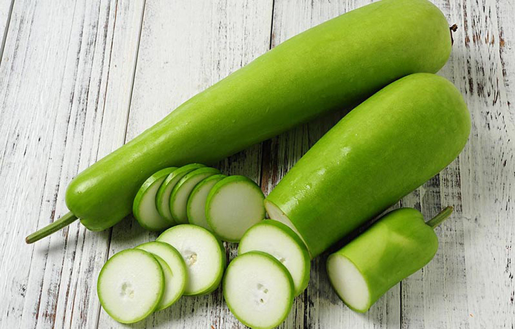 লাউ: লাউ মূলত পানিপূর্ণ ঠান্ডা জাতীয় একটি সবজি। এতে সবচেয়ে বেশি রয়েছে পানি। এছাড়াও রয়েছে ভিটামিন সি, ভিটামিন এ, ভিটামিন কে, ভিটামিন ই, ফাইবার, ফসফরাস, আয়রন, ক্যালসিয়াম, জিংক ইত্যাদি। লাউয়ে হৃদরোগের সুস্বাস্থ্যে, ডায়াবেটিস নিয়ন্ত্রণে, স্ট্রোকের ঝুঁকি কমাতে, দাঁত ও হাড় মজবুত করে, কোষ্ঠকাঠিন্য দূর করে, অনিদ্রা দুর করে।