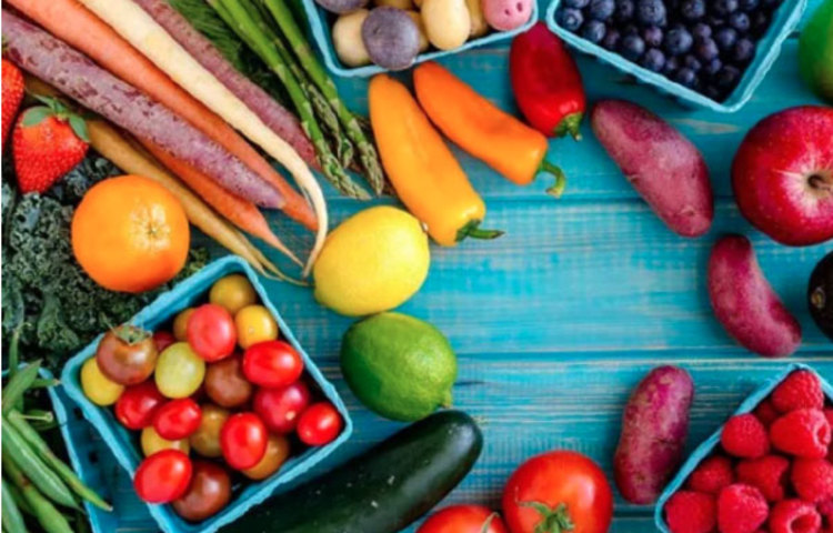 আপনার ডায়েটে শাকসবজির ঘাটতি হলেই আপনার মাড়ি থেকে রক্তপাত শুরু হবে। কারণ মাড়িতে রক্তপাত হয় ভিটামিন সি-এর অভাব হলে। সাইট্রাস জাতীয় খাবার, শাকসবজি থেকেই পাওয়া যায় এই প্রয়োজনীয় ভিটামিন।