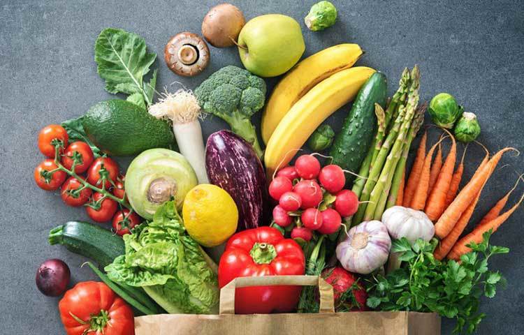 আলু-পেঁয়াজ: আলু আর পেঁয়াজ কখনও একসঙ্গে রাখবেন না, নইলে দুটোই তাড়াতাড়ি নষ্ট হয়ে যাবে। আলুর ঝুড়িতে ভরে খাট বা সোফার তলায় রাখুন। কোনো কোনো ফ্রিজে আলাদা করে আলু রাখার ক্রেট বা খাপ থাকে। পেঁয়াজ ভাল থাকে কাগজের ঠোঙায়। তবে পেঁয়াজ রাখার ঠোঙার গায়ে অবশ্যই বেশ কয়েকটা ফুটো করে নেবেন। তাতে হাওয়া চলাচল হবে ও পেঁয়াজ-রসুন বেশি দিন ভালো থাকবে।