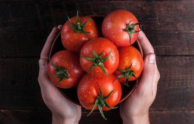 টমেটো: টমেটো ফ্রিজে রাখলে দ্রুত খারাপ হবে। টমেটোকে একটা কাঠের ট্রেতে রাখুন টমেটো। অবশ্যই বোঁটার দিকটা নিচের দিকে রেখে টমেটো স্টোর করুন। বরং বাইরে কোনো ঝুড়িতে টমেটো রাখুন।