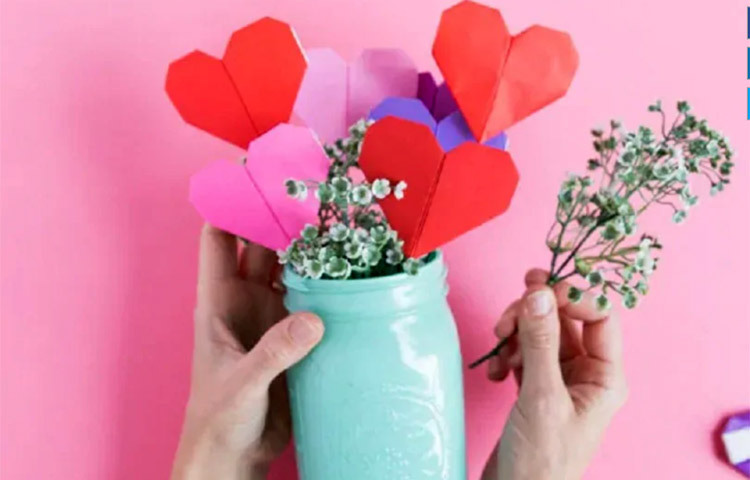 ওরিগ্যামি হার্ট ফ্লাওয়ার বোকে: ওরিগ্যামি এমন একটা জিনিস যা কখনো পুরোনো হয় না। এই ওরিগ্যামি দিয়েই বোকে বানিয়ে সঙ্গীকে উপহার দেয়া যেতে পারে। হার্ট শেপের ফুল বানিয়ে তাকে বোকের আকার দিয়ে উপহার দেয়া যায়। ছবি: সংগৃহীত