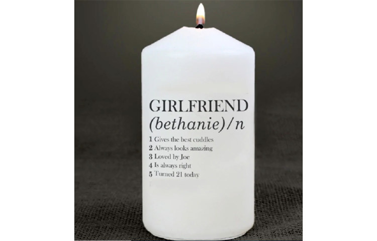 নাম খোদাই করা মোমবাতি: গাছে নাম খোদাই করা বা চাবির রিংয়ে, অনেক দিন ধরেই হয়ে আসছে। কিন্তু মোমবাতিতে এই ধরনের কাজ খুবই নতুন। কোনো মোটা মোমবাতিতে নামের অক্ষর খোদাই করে উপহার হিসেবে দিলে, তা অনেকটাই স্পেশাল হয়। এবং এই ধরনের জিনিস অনেক দিন রাখাও যায়। ছবি: সংগৃহীত