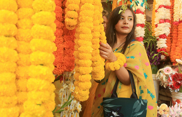 হলুদ ফুলের সাথে হলুদ শাড়ির মিতালি। আহা এমন দিনে এই সাজ যেন প্রাণ পেয়েছে নতুন মাত্রায়।