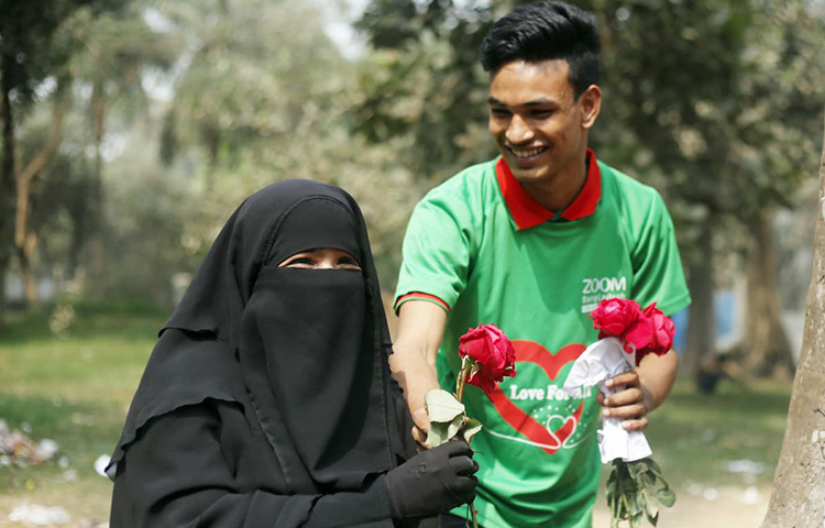 প্রিয়জনের সাথে গোলাপ বিনিময়।