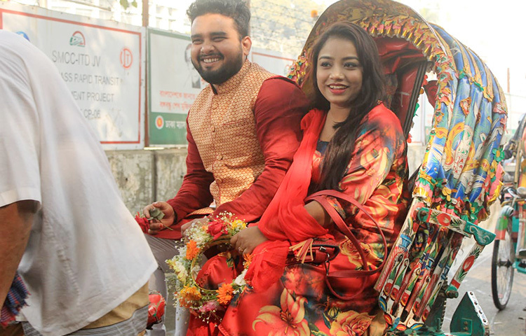 এমন দিনে একটু ঘোরাঘুরি না করলে কী আর চলে!