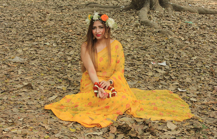 ‘আহা আজি এ বসন্তে’- গানে গানে নিজেকে প্রকৃতির মাঝে মেলে ধরেছেন এই তরুণী।