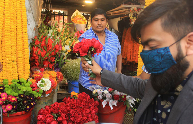 প্রিয়জনের জন্য ফুল কিনে নিয়ে যাচ্ছেন তিনি।