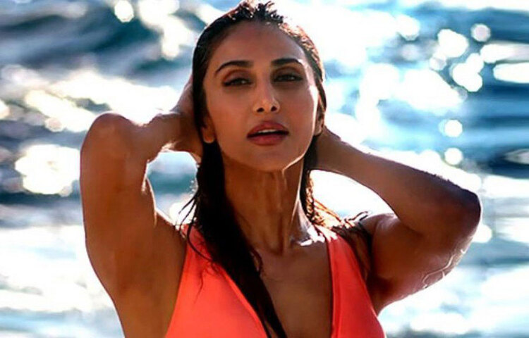 মেয়েদের অল্প বয়সে বিয়ে দেয়ারই পক্ষপাতী তার আসবাবপত্র ব্যবসায়ী বাবা। মা শিক্ষিকা থেকে পরে হন মার্কেটিং এক্সিকিউটিভ। বাবার কথা শুনে মাত্র ১৮ বছর বয়সেই বিয়ে করেন তার দিদি। কিন্তু পারিবারিক ধারার বিরুদ্ধে গিয়ে বলিউডে ক্যারিয়ার গড়েছেন বাণী কাপুর। বয়স ৩০ বছর পেরিয়ে যাওয়ার পরেও তিনি অবিবাহিত। ছবি: সংগৃহীত