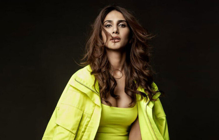 কিন্তু তার এই দাবিতে দর্শকদের মুখ বন্ধ করা যায়নি। শেষে বাণী বলেন, প্লাস্টিক সার্জারি করার মতো আর্থিক সঙ্গতি তার নেই। তবে ইন্ডাস্ট্রিতে বাকি যারা প্লাস্টিক সার্জারি করিয়েছেন, তাদের নিয়েও কোনো মন্তব্য করতে চাননি তিনি। বার বার একই প্রসঙ্গে প্রশ্নের মুখোমুখি হতে হতে তিনি ক্লান্ত, জানান বাণী। ছবি: সংগৃহীত