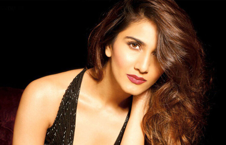 কাপড়টিতে ‘রাম’ নাম লেখা ছিল। এরপর বাণীর নামে পুলিশের কাছে অভিযোগ দায়ের করা হয়। বাণীকে ক্ষমাপ্রার্থনার জন্যেও দাবি উঠেছিল ভক্তদের একাংশের মধ্যে। ক্ষমা না চাইলেও বাণী ছবিটি সরিয়ে দেন প্রোফাইল থেকে। ছবি: সংগৃহীত