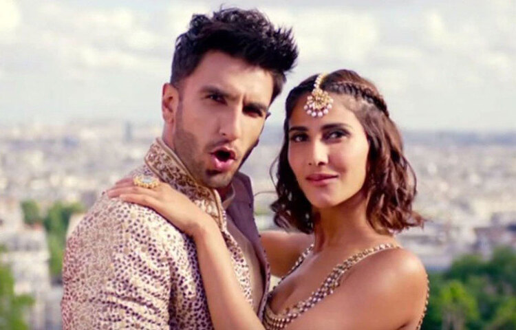 ছবিতে এই জুটির একাধিক চুম্বনদৃশ্য নিয়েও সে সময় আলোচনা হয়েছিল। কিন্তু তার পরেও ইন্ডাস্ট্রির প্রথম সারিতে পৌঁছতে পারেননি তিনি। পরবর্তী ছবি ‘ওয়ার’-এ সুযোগ পেতে সময় লেগে যায় আরও ৩ বছর। ছবি: সংগৃহীত