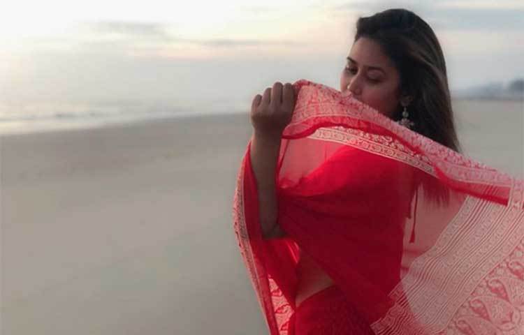 ভাবনা উড়িয়ে দিলেন শাড়ির আঁচল।