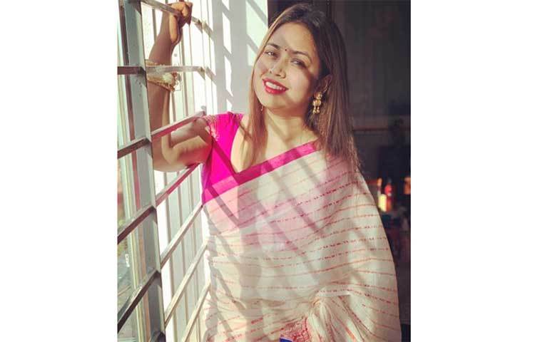 শাড়ি পরে ভাবনার মিষ্টি হাসি।