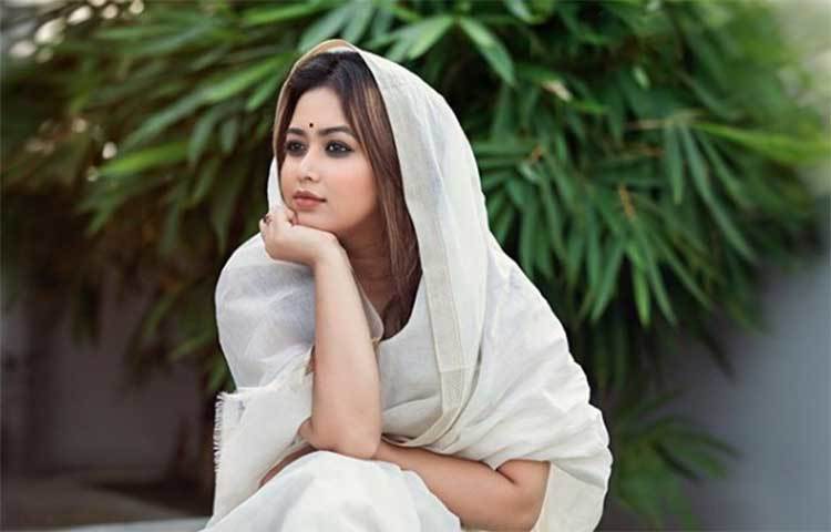 সাদা শাড়িতে ভাবনা।