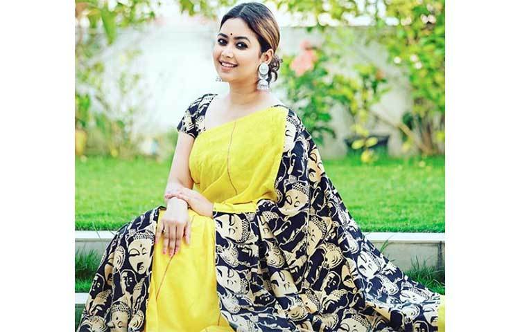 ঐহিত্যবাহী শাড়িতে ভাবনা।