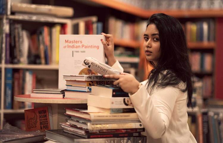 প্রিয় সব বই খুঁজে বের করছেন ভাবনা। ছবি: ফেসবুক