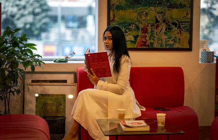 বইপড়া আর ফটোসেশন যেন চলছে একই সাথে। ছবি: ফেসবুক