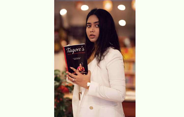 বইয়ের রাজ্যে ভাবনার এ ছবি তার ফেসবুকে পোস্ট করার পর সবাই প্রশংসা করছেন। ছবি: ফেসবুক