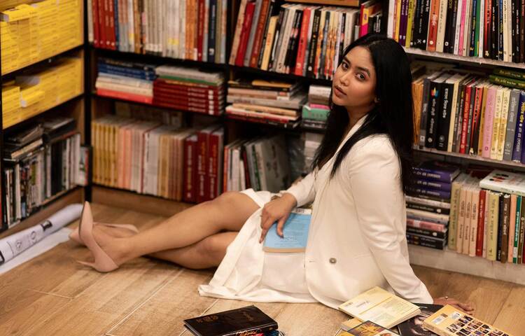 যেন বইয়ের রাজ্যে হারিয়েছেন ভাবনা। ছবি: ফেসবুক