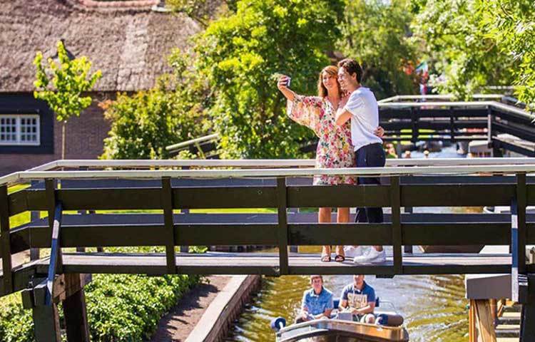 গ্রামের বিভিন্ন দিক থেকে এই ক্যানাল বা খাল চলে যাওযায় গ্রামটাও ছোট ছোট দ্বীপে পরিণত হয়েছে। সেই দ্বীপগুলোর মধ্যে যোগসূত্র তৈরি করেছে ১৫০টিরও বেশি সেতু।