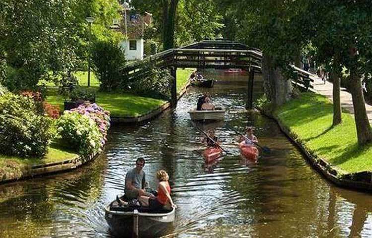 গ্রামটা বিশ্বের নজরে আসে ১৯৫৮ সালে। ডাচ ফিল্মমেকার বার্ট হান্সট্রা তার কমেডি ফিল্ম ‘ফ্যানফেয়ার’-এর শুটিং এই গ্রামে করার পর।