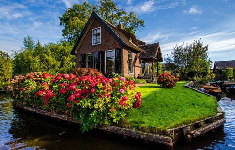 যদি ভাবেন, এর প্রাকৃতিক সৌন্দর্যের জন্য পর্যটকেরা এই গ্রামে বারবার ছুটে আসেন, তাহলে কিছুটা ভুল ভাবছেন। আসলে এই গ্রামে এমন এক বিশেষত্ব রয়েছে, যা বিশ্বের অন্য কোনো গ্রামে নেই।