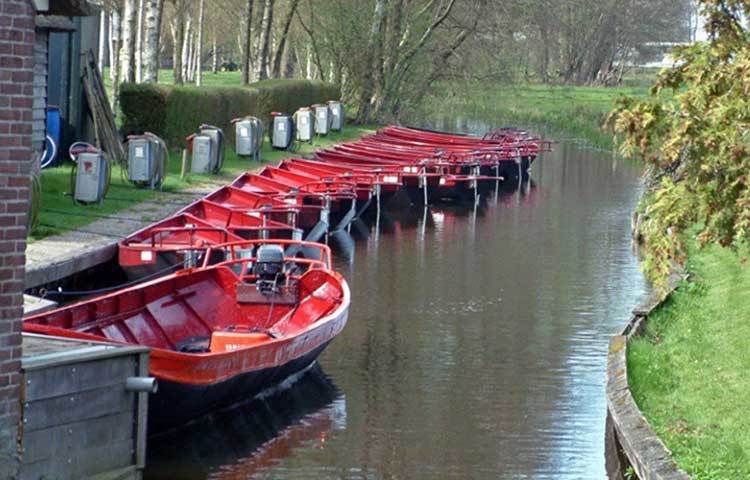 এই গ্রামে যাতায়াতের জন্য কোনো সড়কপথ নেই। সড়ক নেই, তাই কোনো গাড়ি নেই। আর গাড়ি নেই তাই গ্রামে হর্নের কোনো কোলাহলও নেই। সারাদিনই শান্ত থাকে প্রকৃতি।