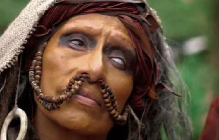 অবিশ্বাস্য হলেও এমনই অদ্ভুত ঘটনা ঘটে মেক্সিকোর টিলটেপেক নামের একটি ছোট্ট গ্রামে। এই গ্রামে সাকুল্যে ৭০টি কুঁড়েঘরে বসবাস করেন জাপোটেক নামের এক উপজাতী গোষ্ঠীর শ’তিনেক মানুষ। এই গ্রামের সকলেরই রহস্যজনকভাবে অন্ধ হয়ে যাওয়ার খবরে নড়ে চড়ে বসেছে মেক্সিকোর প্রশাসন।